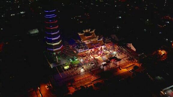 在马来西亚沙巴州哥打基纳巴卢市无人机拍摄了中国寺庙山顶南通宝塔上美丽的彩色灯光