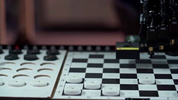 电子工业设备:以跳棋游戏为例演示机器安装组件的能力