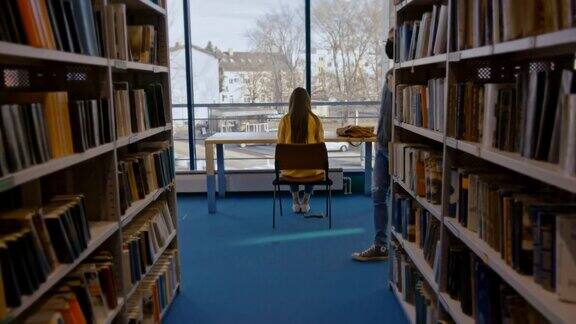 SLOMO学生在图书馆戴口罩