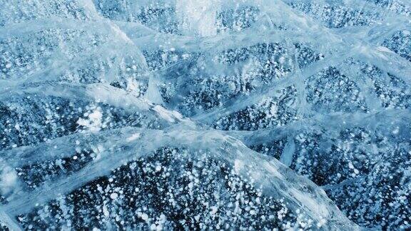 贝加尔湖上的蓝冰和冰冻气泡