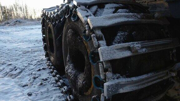 爱沙尼亚的链轮和地面上的雪