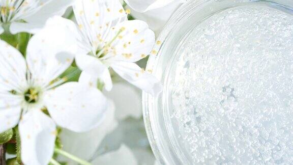 宏观透明化妆品血清凝胶霜流体质地特写白花