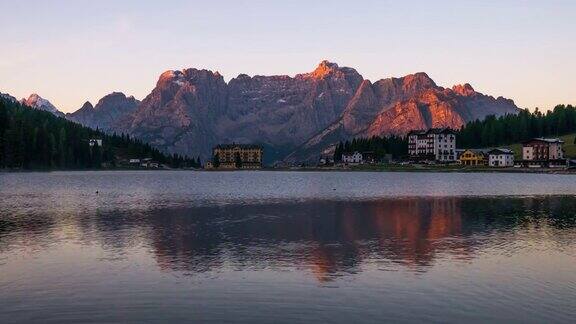 日落在山上和反射湖米苏里纳湖南蒂罗尔意大利欧洲阿尔卑斯山山