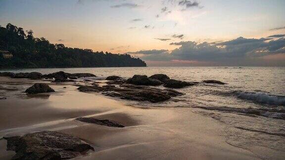 热带海滩日落时间流逝与岩石海岸和海浪在考莱克攀牙泰国自然景观时间流逝