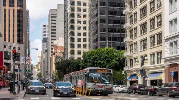 在美国加州旧金山市中心的市场街行人、游客和缆车