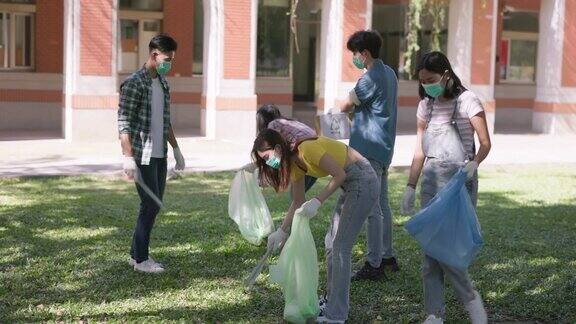 学生清理可回收的垃圾