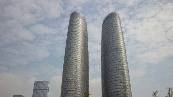 夏日常都市著名的现代金融综合体蓝天时光全景4k中国