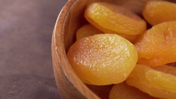 杏干在质朴的木碗新鲜水果干宏健康饮食维生素点心