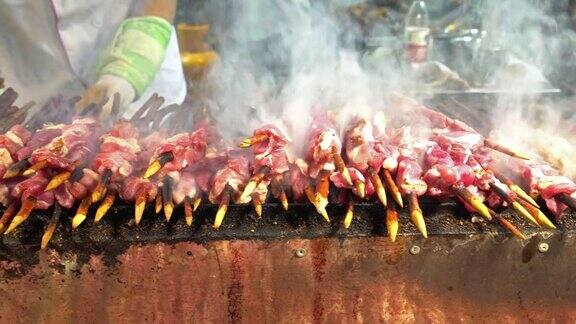 摇盘拍摄:中国西安的中式山羊肉烧烤
