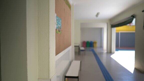 空旷的学校走廊-学校主题