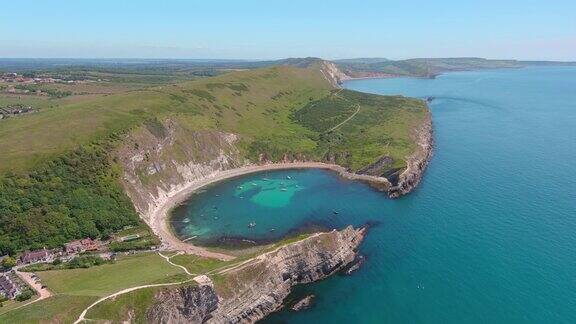英国卢沃斯湾:鸟瞰侏罗纪海岸风景如画的海湾从上面俯瞰英国的全景景观