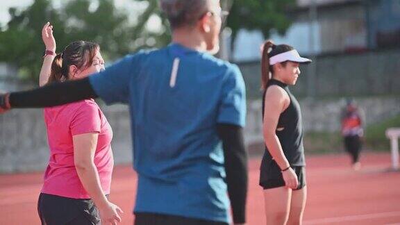 晨跑前亚裔华人社区进行热身运动