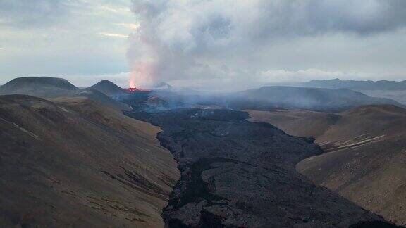 无人机拍摄的little-hurutur火山喷发画面冰岛、Fagradalsfjall鸟瞰火山口的熔岩