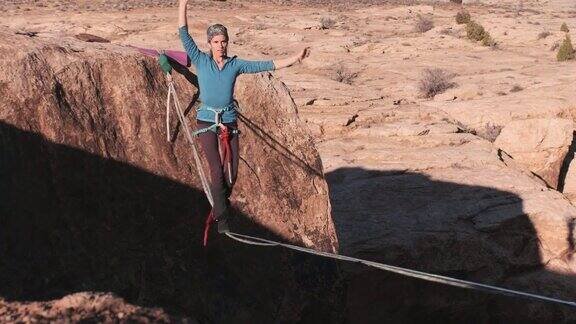 犹他州摩押的妇女在高空绳索上
