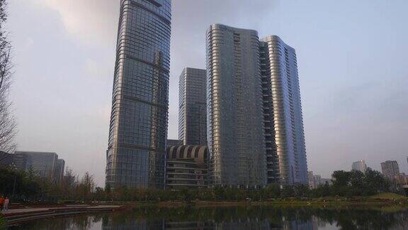 日落时分成都著名的现代公寓住宅湖畔全景4k中国