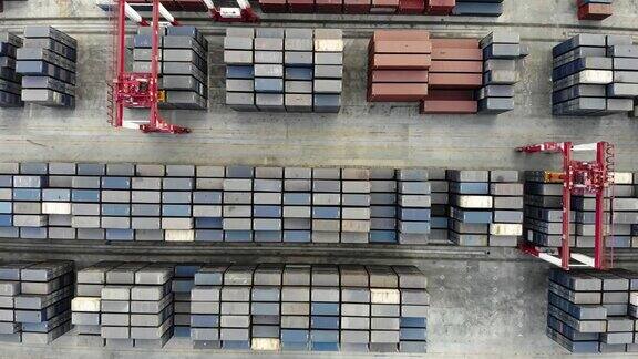 港口码头成排的集装箱