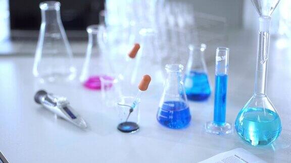 不同的实验室玻璃器皿在科学实验室