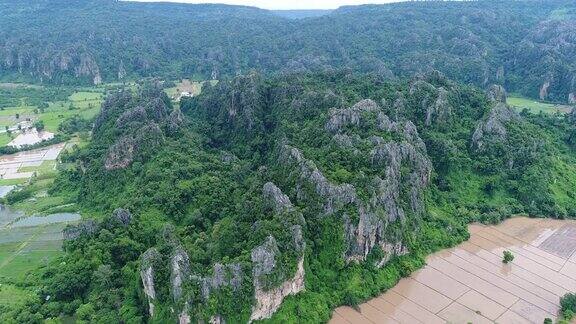 鸟瞰图飞过泰国的山