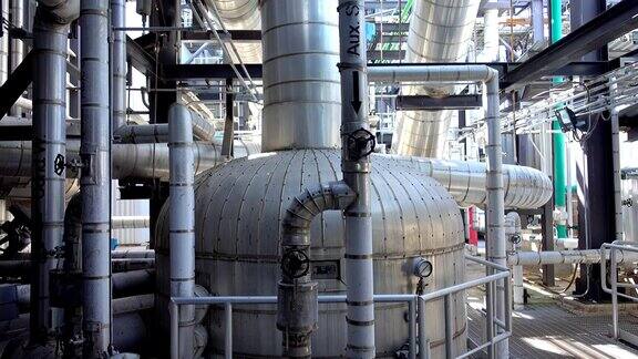 蒸汽金属管道的保温标签塞和阀门在电厂的平移视图