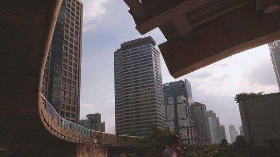 摩天大楼和城市景观与曼谷市中心的火车交通