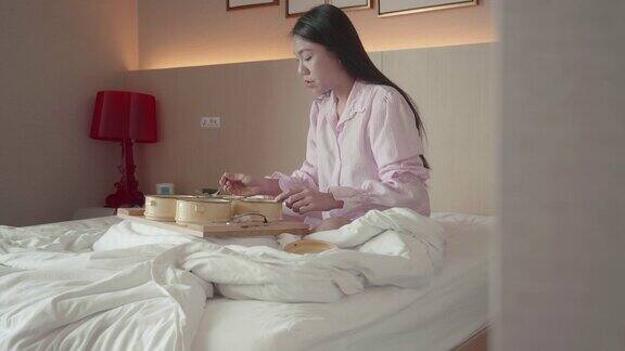 女人在酒店醒来早餐在床上