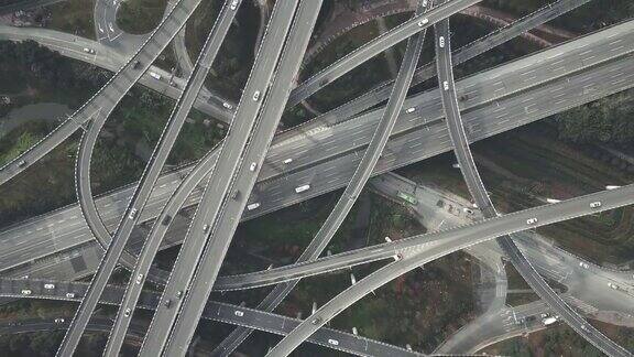 复杂天桥及繁忙交通的空中俯瞰