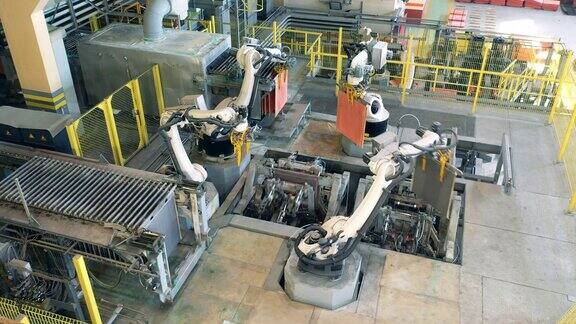 机器人正在移动铜板机器人设备现代化工业厂房设施