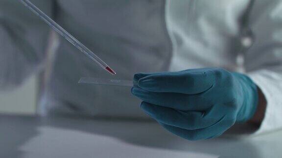 将血液样本滴在显微镜载玻片上