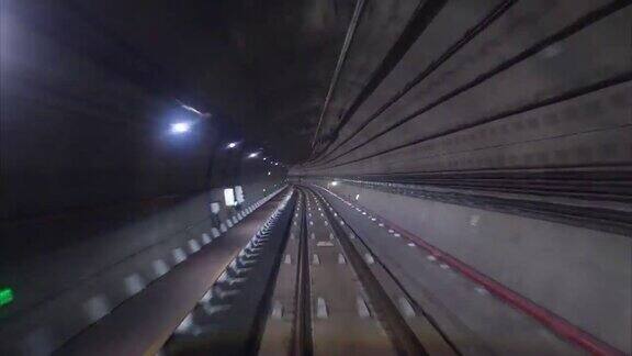延时自动列车在隧道中行驶在黑暗隧道中快速观看地铁旅程4k镜头