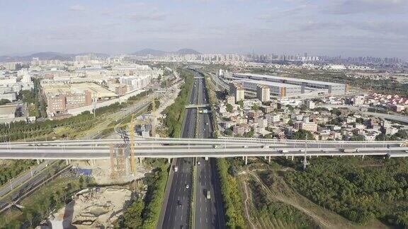 高架桥桥墩在高速公路的十字路口