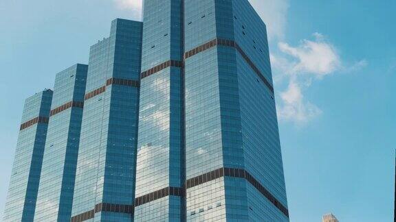 时光流逝玻璃幕墙反射的摩天大楼