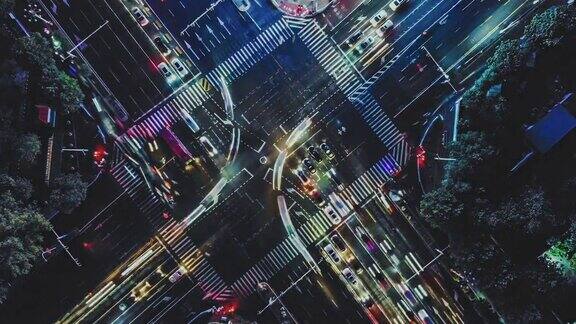 城市街道十字路口夜间俯视图