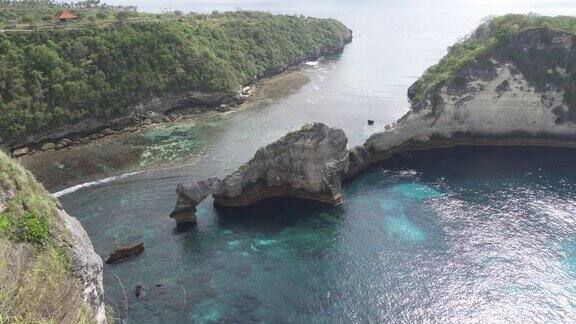 印度尼西亚巴厘岛努沙Penida-阿图海滩-清澈的蓝色海水与白色岩石悬崖-热门旅游目的地美丽的自然景观