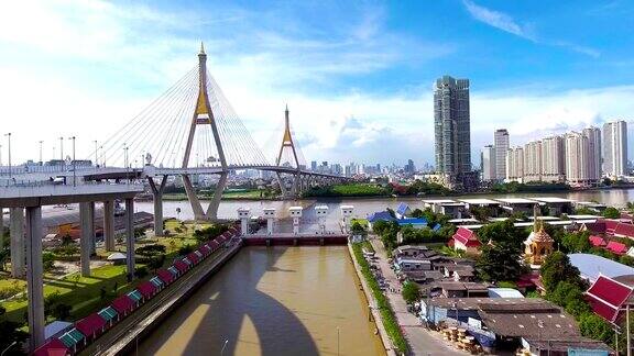 泰国曼谷的普密蓬大桥和交通