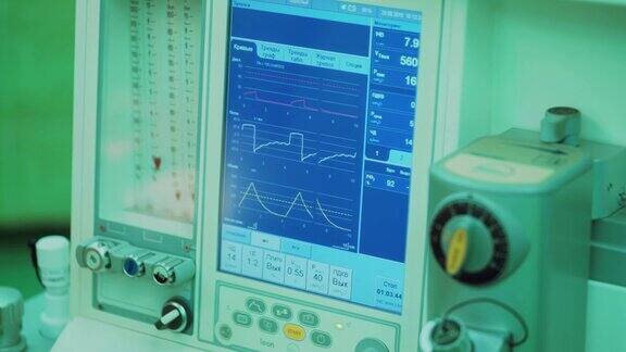在重症监护病房里追踪心脏心电图的装置