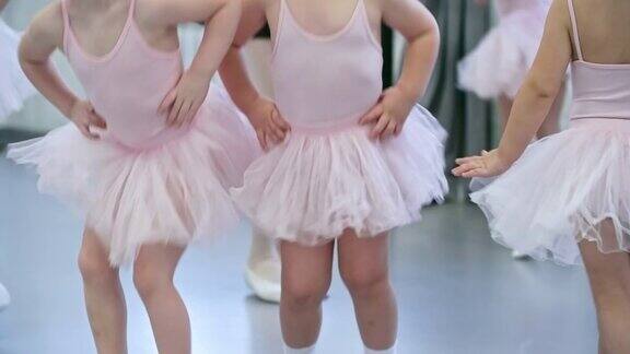 小女孩上舞蹈课