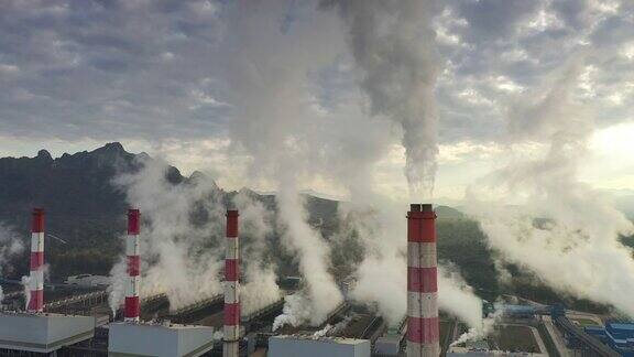 工业工厂的烟囱污染大气煤炭发电厂的工厂在早晨日出吸烟