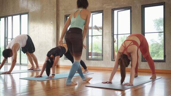一群人在健身课上练瑜伽的4k视频片段