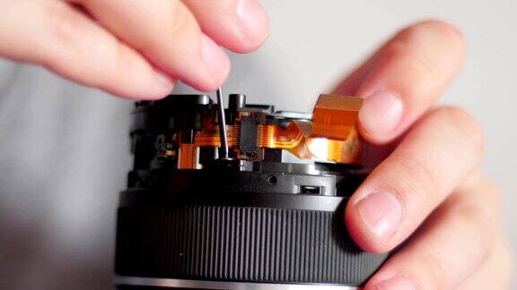 工程师修理修理拆下的相机镜头、电子零件
