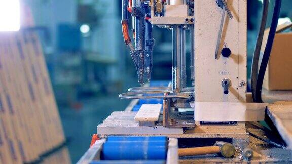 工人加工塑料细节在工业机器