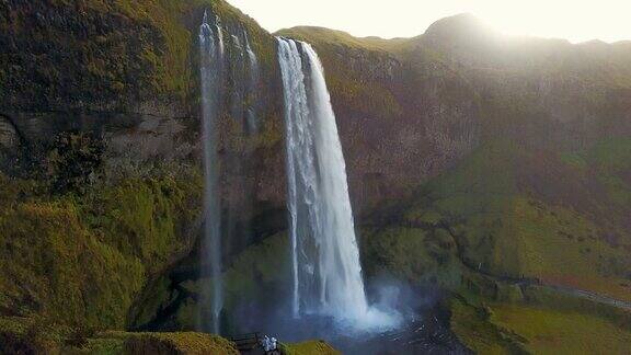 冰岛Seljalandsfoss瀑布的无人机视角