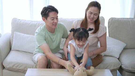 快乐的亚洲家庭小女儿在家里玩得很开心