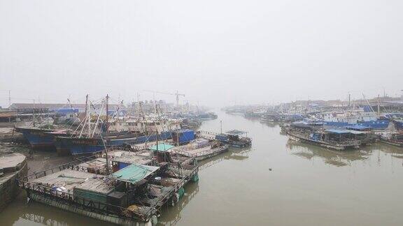 在雾蒙蒙的天空中河上挤满了船只