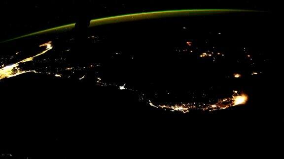 从太空看夜晚的地球这段视频由美国宇航局提供