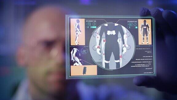 研究外骨骼原型的科学家虚拟触摸屏近距离