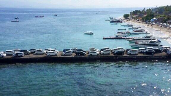 无人机拍摄的进入努沙佩尼达岛港口的塞车巴厘岛印度尼西亚