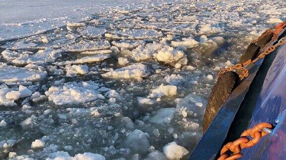 在一艘内河拖船上拍摄河上的碎冰春天的冰在移动