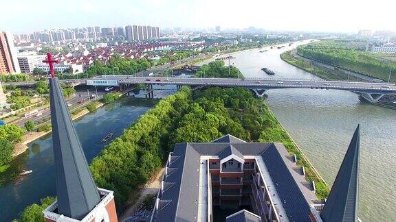 在中国苏州大运河岸边一座新建成的教堂在空中飞翔