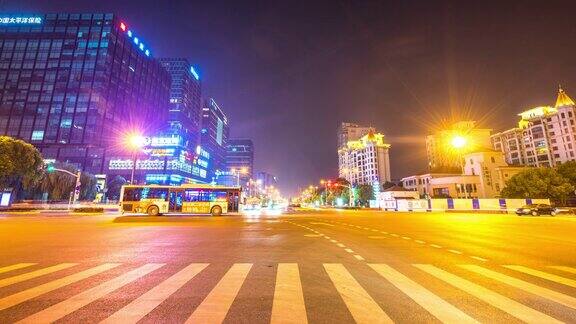 在夜晚的时间流逝中道路上繁忙的交通和现代城市中心的现代建筑