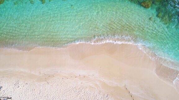 头顶上的波浪和沙子在加勒比海的礁与绿松石水域
